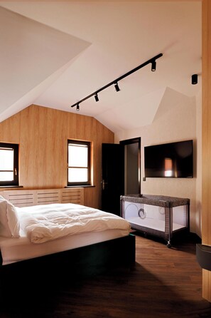 5 bedrooms, iron/ironing board, WiFi, bed sheets