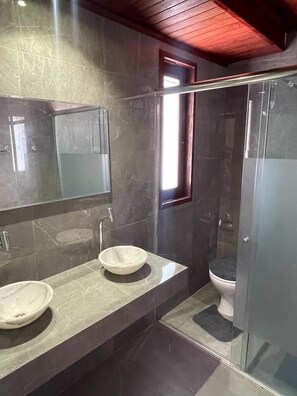 تجهيزات دش، مناشف، صابون، ورق حمّام