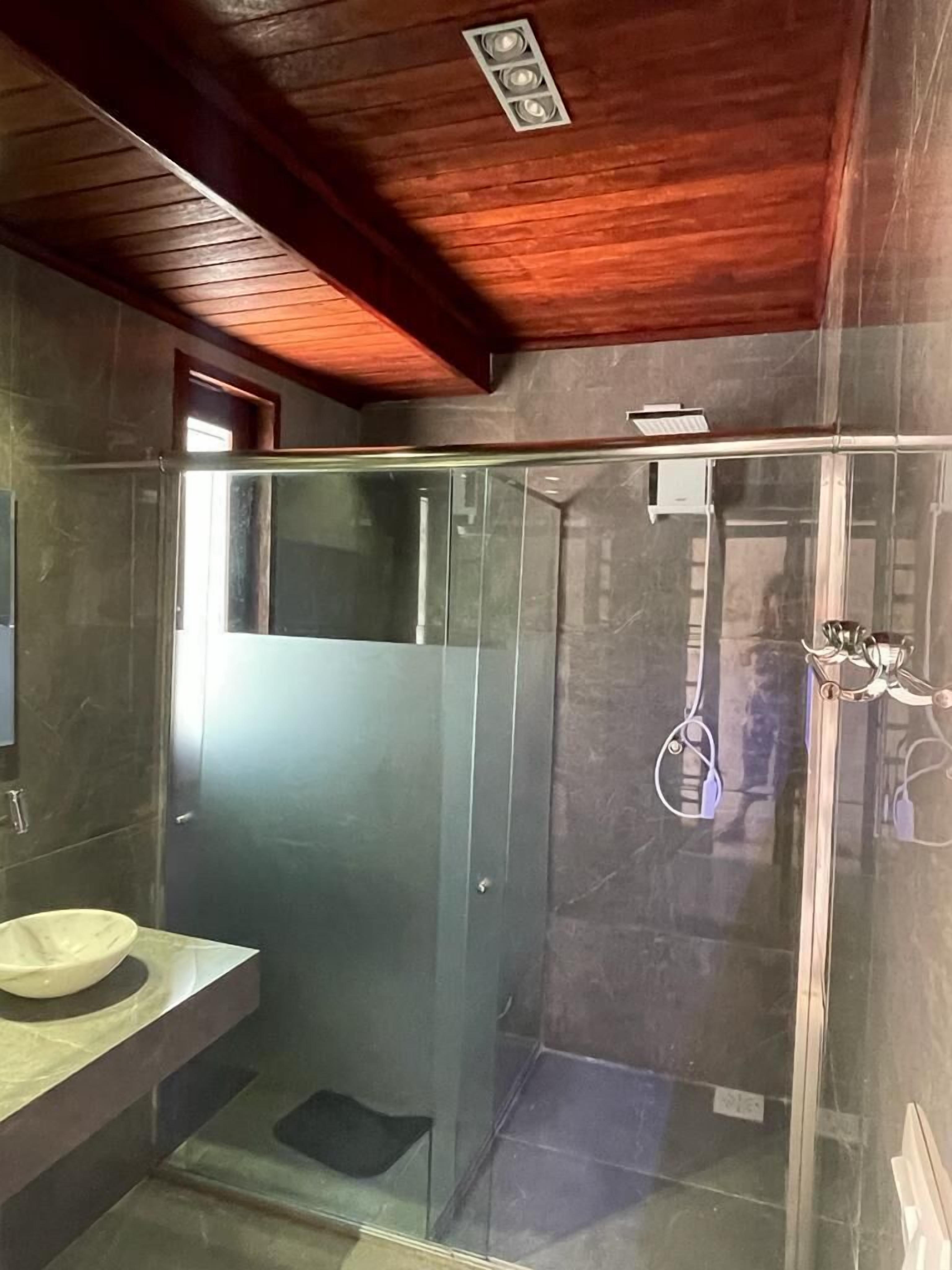 Douche, serviettes fournies, savon, papier toilette