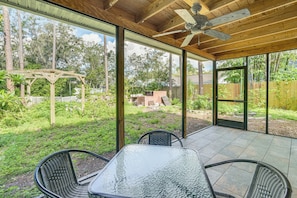 Outdoor dining - New Port Richey Home w/ Charcoal Grill Near Hiking (New Port Richey)