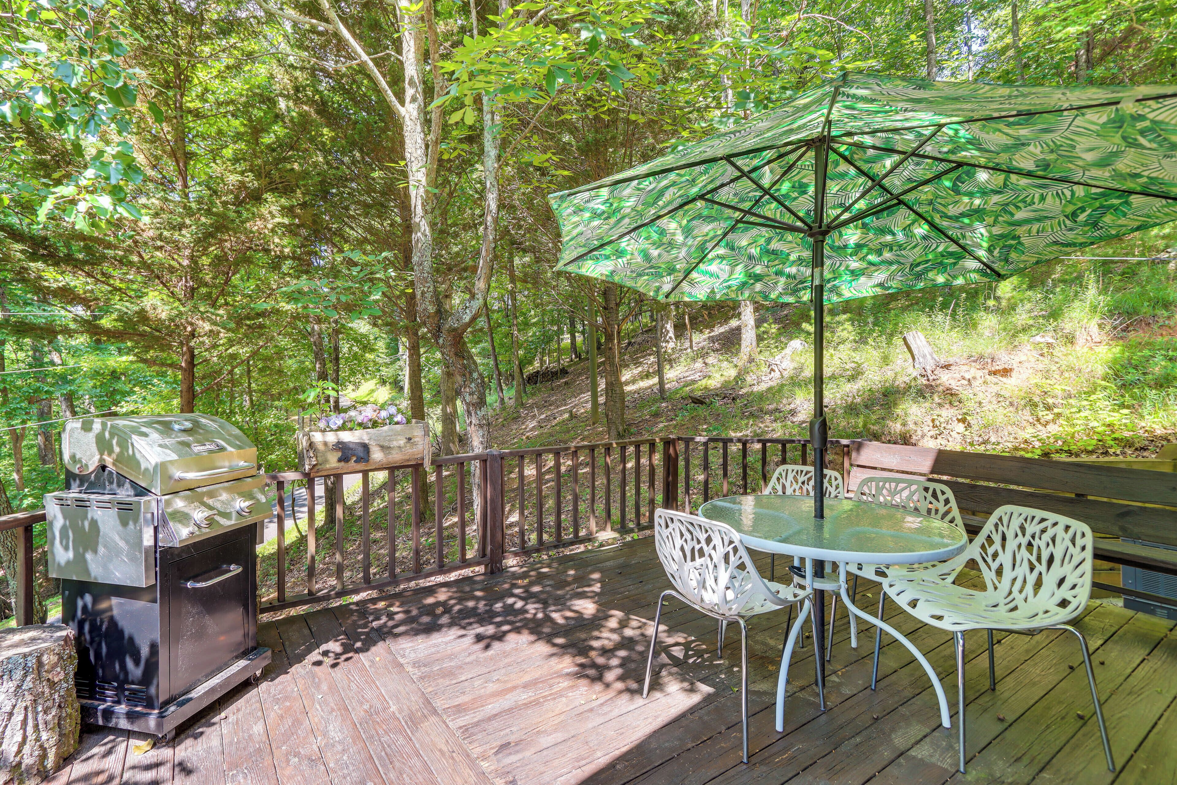 Serene Cabin w/ Deck - 7 Mi to Downtown Ellijay!