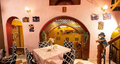 Luxury AC Boutique BnB, 2 Bedrooms, Living & Game Rooms, Kitchen, Work Desk