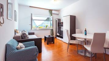 City Apartment, Non Smoking, Mountain View | In-room dining