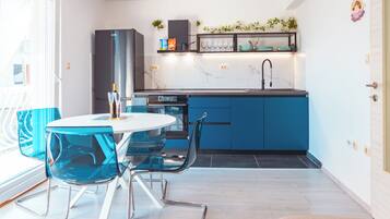 Căn hộ Deluxe, không hút thuốc, quang cảnh núi | Bếp riêng | Tủ lạnh, lò nướng, dụng cụ nấu nướng/bát dĩa/dao nĩa, tủ đông