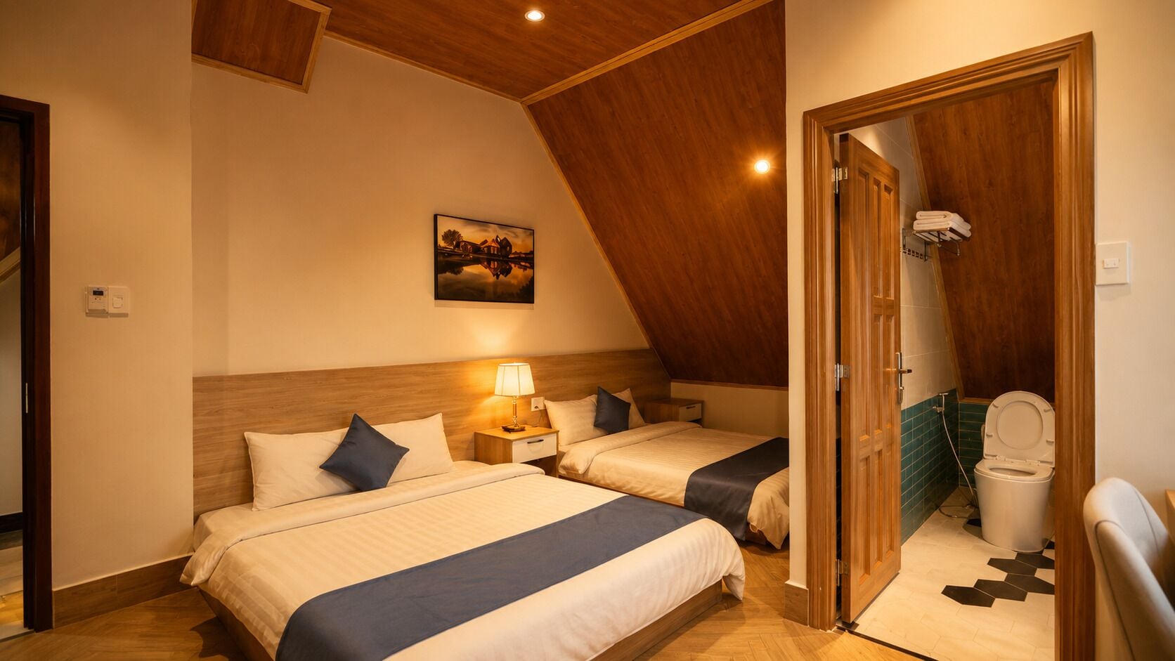 Signature Room, Hill View | Desk, laptop workspace, soundproofing, WiFi (free)