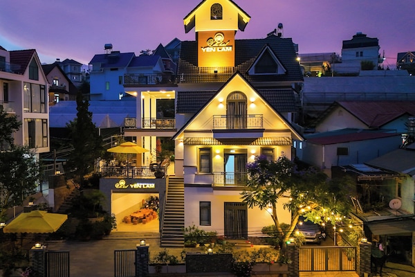 Vista frontal de la propiedad por la tarde o noche