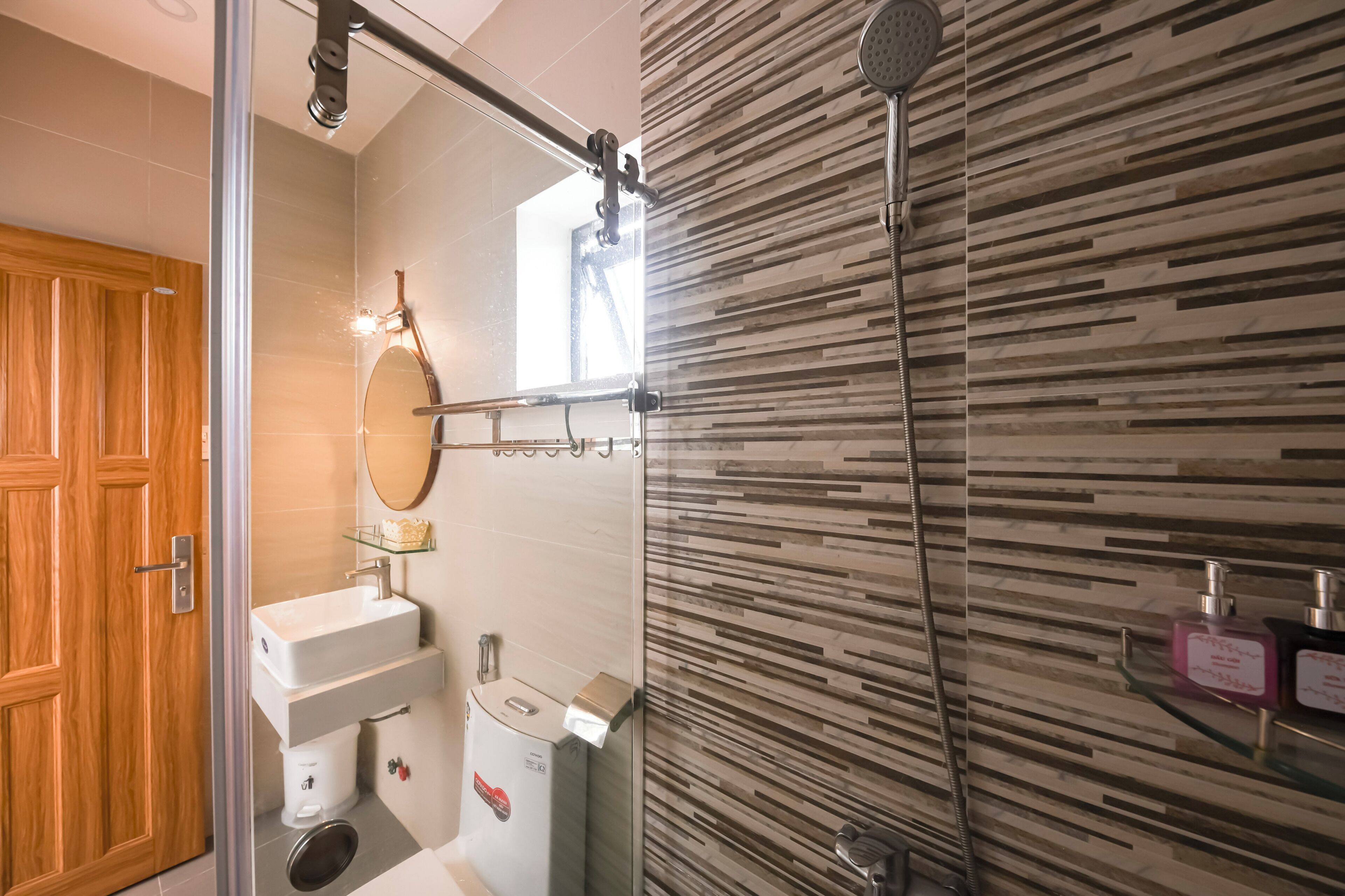 Chambre Quadruple Deluxe, vue colline | Salle de bain | Ensemble douche/baignoire, sèche-cheveux, chaussons, serviettes fournies