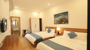 Deluxe Quadruple Room, Hill View | Desk, laptop workspace, soundproofing, free WiFi - Yên Lam House  (Da Lat)
