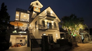 A two-story hotel with a balcony and a sign for 'Yen Lam'. - Yen Lam Villa Hotel (Da Lat)
