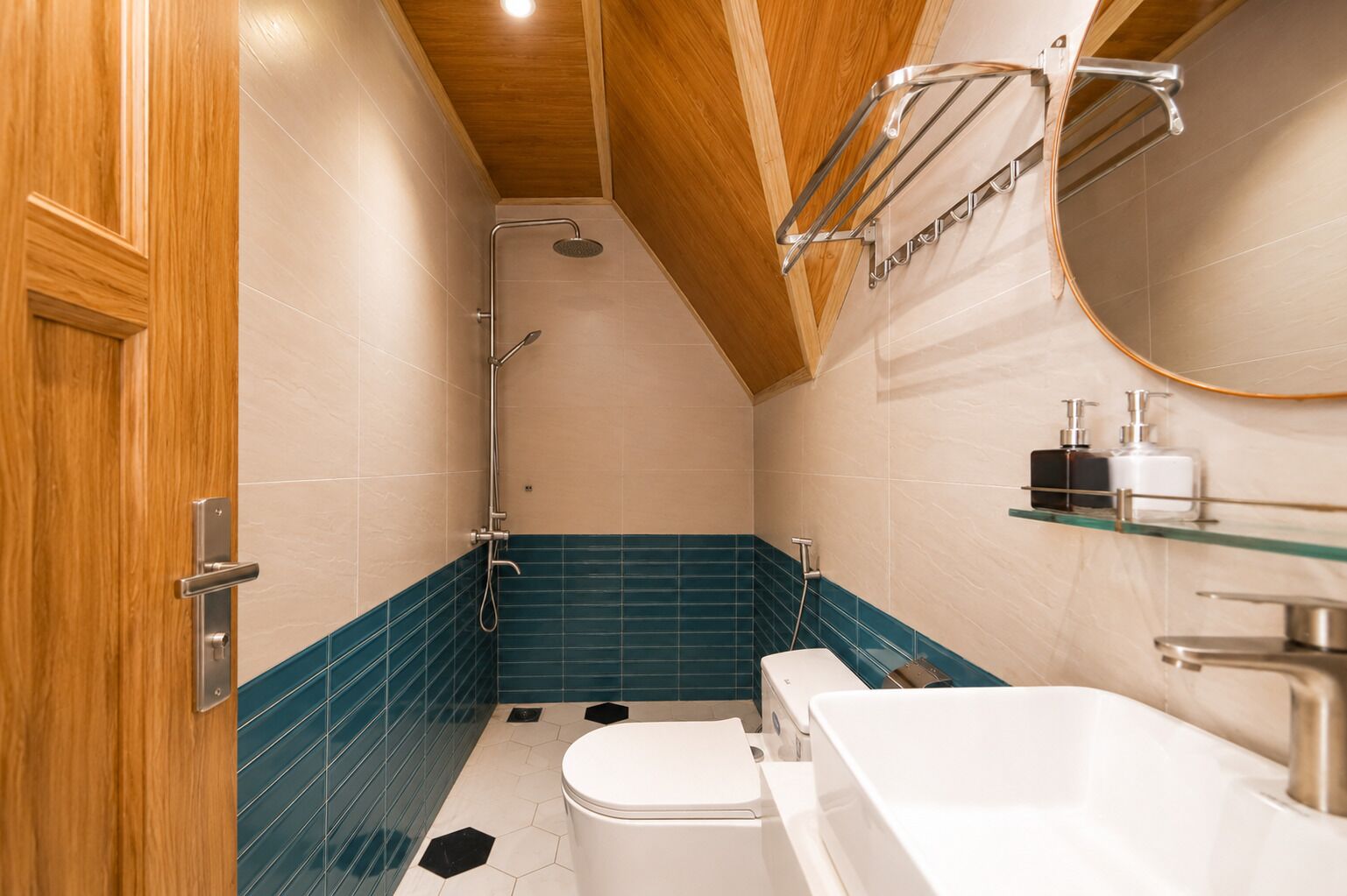 Un baño con ducha, inodoro y lavamanos.