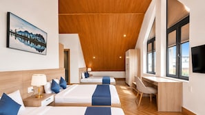 Chambre familiale, vue sur la colline | Bureau, espace de travail pour ordinateurs portables