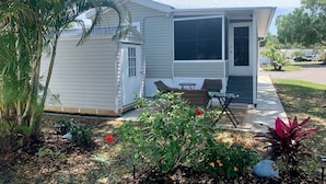 A single-story house with a covered patio area. - Sarasota Resort Home Pool Golf Beach Siesta Key St. Armands Downtown Pickleball (Sarasota)