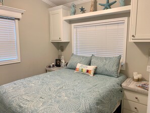 2 habitaciones, escritorio y tabla de planchar con plancha