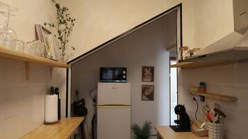 Kjøleskap, mikrobølgeovn, ovn og kokeplater