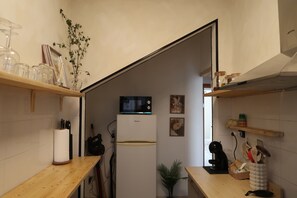 Een koelkast, een microgolfoven, een oven, een kookplaat