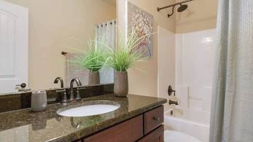 Family House, 3 Bedrooms, Non Smoking, Kitchen | Bathroom | Combined shower/tub, free toiletries, hair dryer, towels