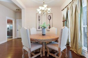 Family House, 3 Bedrooms, Non Smoking, Kitchen | In-room dining