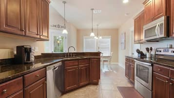 Family House, 3 Bedrooms, Non Smoking, Kitchen | Private kitchen | Fridge, microwave, oven, stovetop