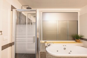 Een douche, een bubbelbad, een haardroger, handdoeken