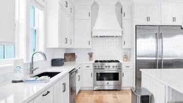 House, Multiple Beds, Pool Access, Ocean View (Luna Azul) | Private kitchen | Fridge, microwave, oven, stovetop