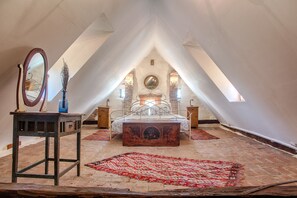 Dominic Attic , Casa Mare