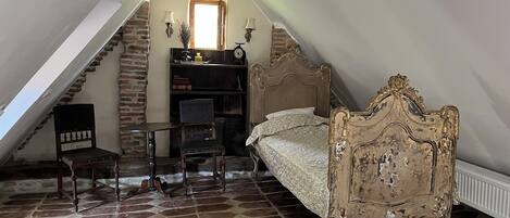 Smekmånadslägenhet - utsikt mot trädgården | 2 sovrum och strykjärn/strykbräda