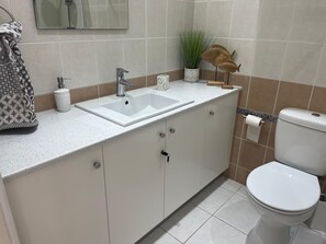 Maison | Salle de bain | Douche, séchoir à cheveux, serviettes fournies