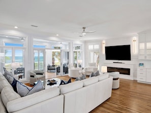 Ferienhaus, Mehrere Betten, Terrasse, Meerblick | Wohnbereich | 42-Zoll-Flachbildfernseher mit Digitalempfang