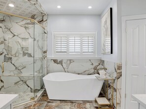 Casa, várias camas, varanda, vista para o oceano | Banheiro | Produtos de toalete grátis, toalhas de banho, sabonete, shampoo