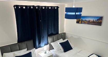 House Sleeps 7 - Contractors, Free Parking