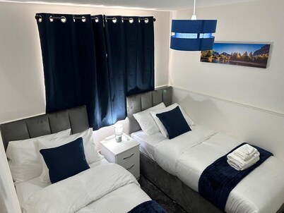 House Sleeps 7 - Contractors, Free Parking