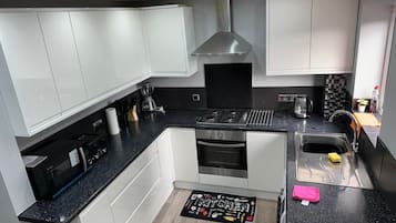 House | Private kitchen | Fridge, microwave, oven, stovetop