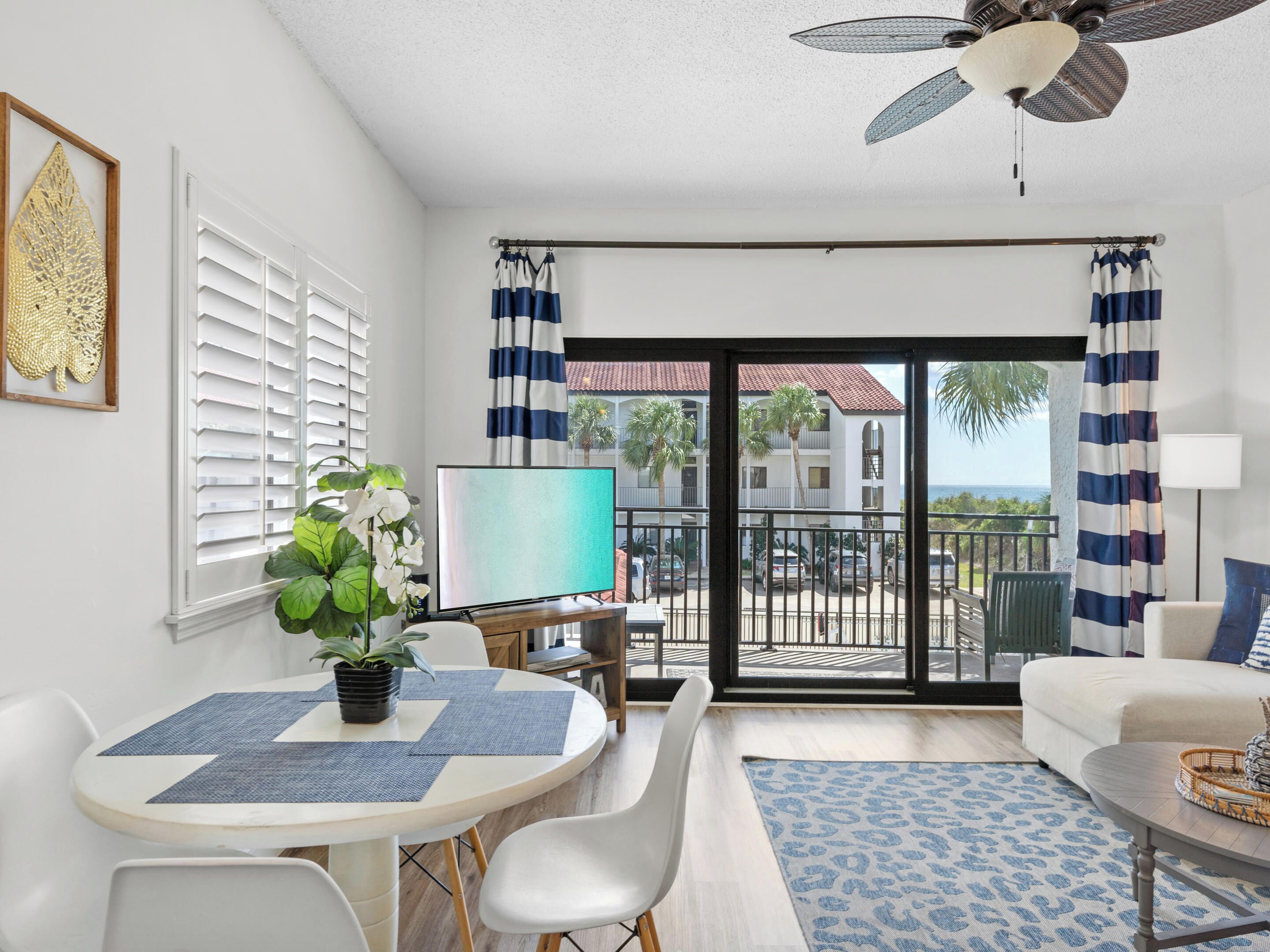 Condo, nhiều giường, ban công, quang cảnh hồ bơi (The Palms of Seagrove #B4) | Khu ăn uống