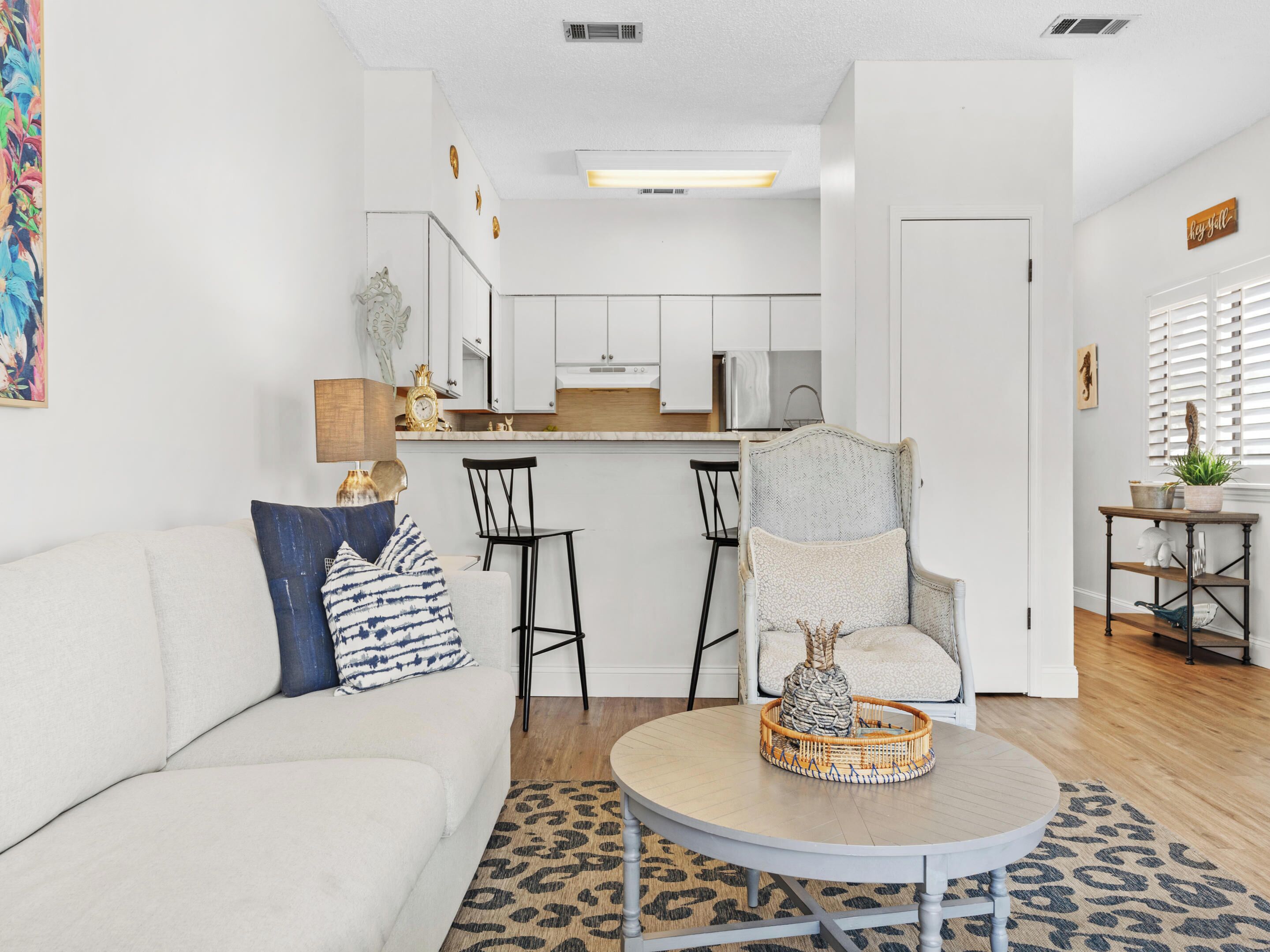 Condo, nhiều giường, ban công, quang cảnh hồ bơi (The Palms of Seagrove #B4) | Khu phòng khách | TV màn hình phẳng 42-inch có truyền hình kỹ thuật số 