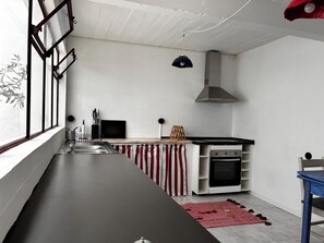 Jääkaappi, mikroaaltouuni, uuni, liesi