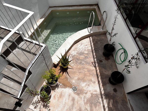 Lämmitetty uima-allas