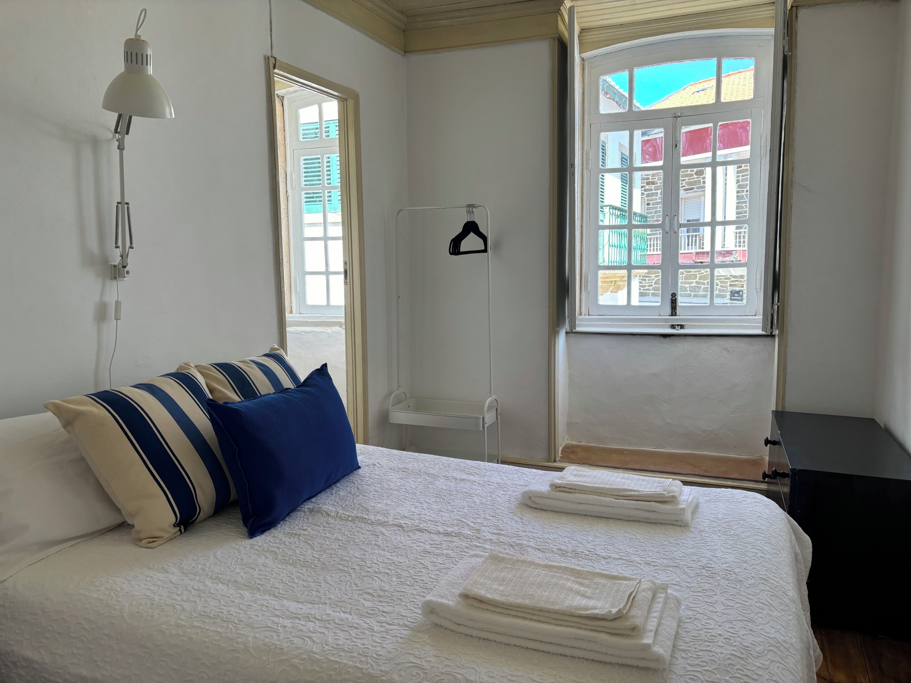 3 quartos, escrivaninha, ferros/tábuas de passar roupa