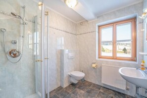 Een haardroger, handdoeken, zeep, toiletpapier