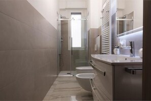 Douche, sèche-cheveux, bidet, serviettes fournies