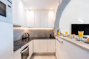 Kühlschrank, Mikrowelle, Ofen, Herdplatte