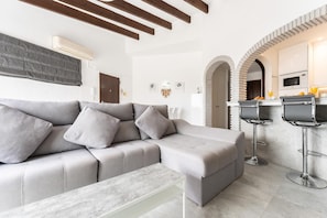 Smart TV, fireplace - Lively apartment in Mijas with private balcony (Mijas)