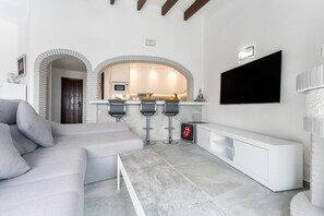 Smart TV, fireplace