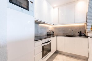 Fridge, microwave, oven, stovetop - Lively apartment in Mijas with private balcony (Mijas)