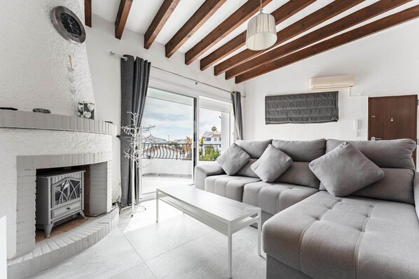 Smart TV, fireplace