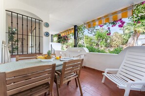 Outdoor dining - Faro's Marbella Apartment - Monte Paraiso (Málaga)