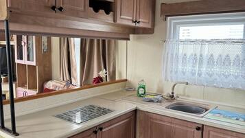 Cabin | Private kitchen | Fridge, microwave, oven, stovetop