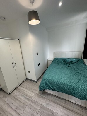 6 bedrooms, free WiFi, bed sheets - Drayton Dream House - 6 Bedrooms (West Drayton)