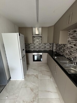 Casa | Cocina privada | Refrigerador, microondas, horno y parrilla de estufa 