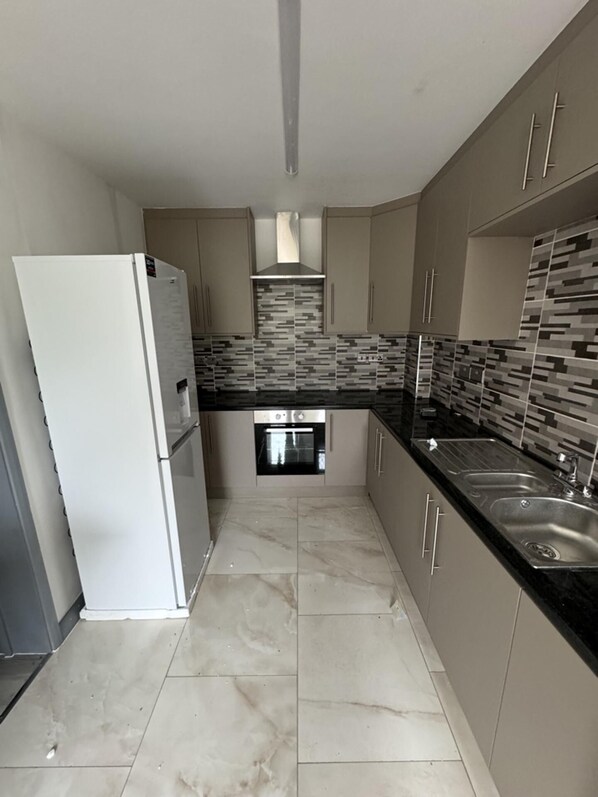 House | Private kitchen - Drayton Dream House - 6 Bedrooms (West Drayton)