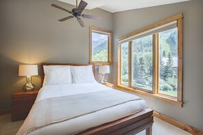 3 bedrooms, iron/ironing board, free WiFi, bed sheets - Slopeside: Steps to skiing w/ hot tub & fireplace! (Telluride)